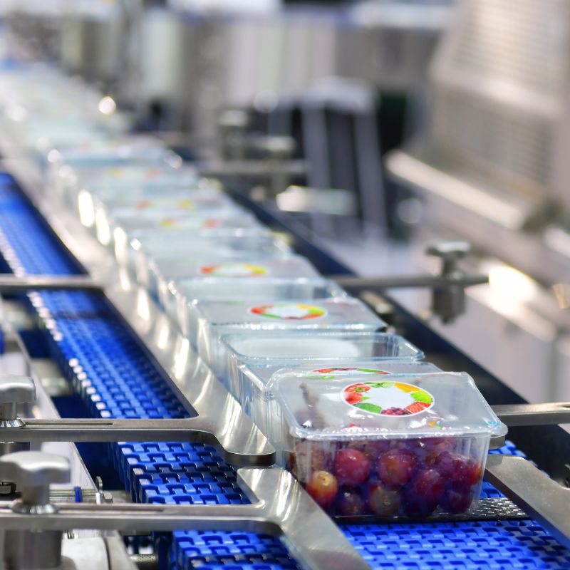 Straight modular belt conveyor system for stable product flow